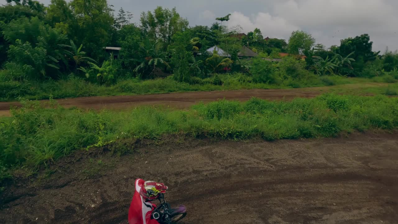 动态追逐摩托车越野赛道摩托车骑红装备男速度比赛转弯视频素材