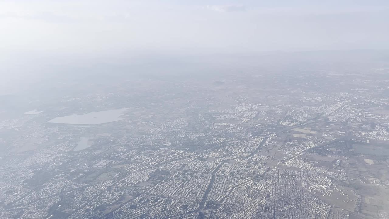 天空中的城镇:一个迷人的城市景观的空中视角视频素材