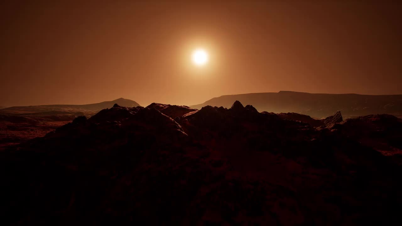 日落时，前方航拍的火星红色沙漠表面。科幻景观视频素材