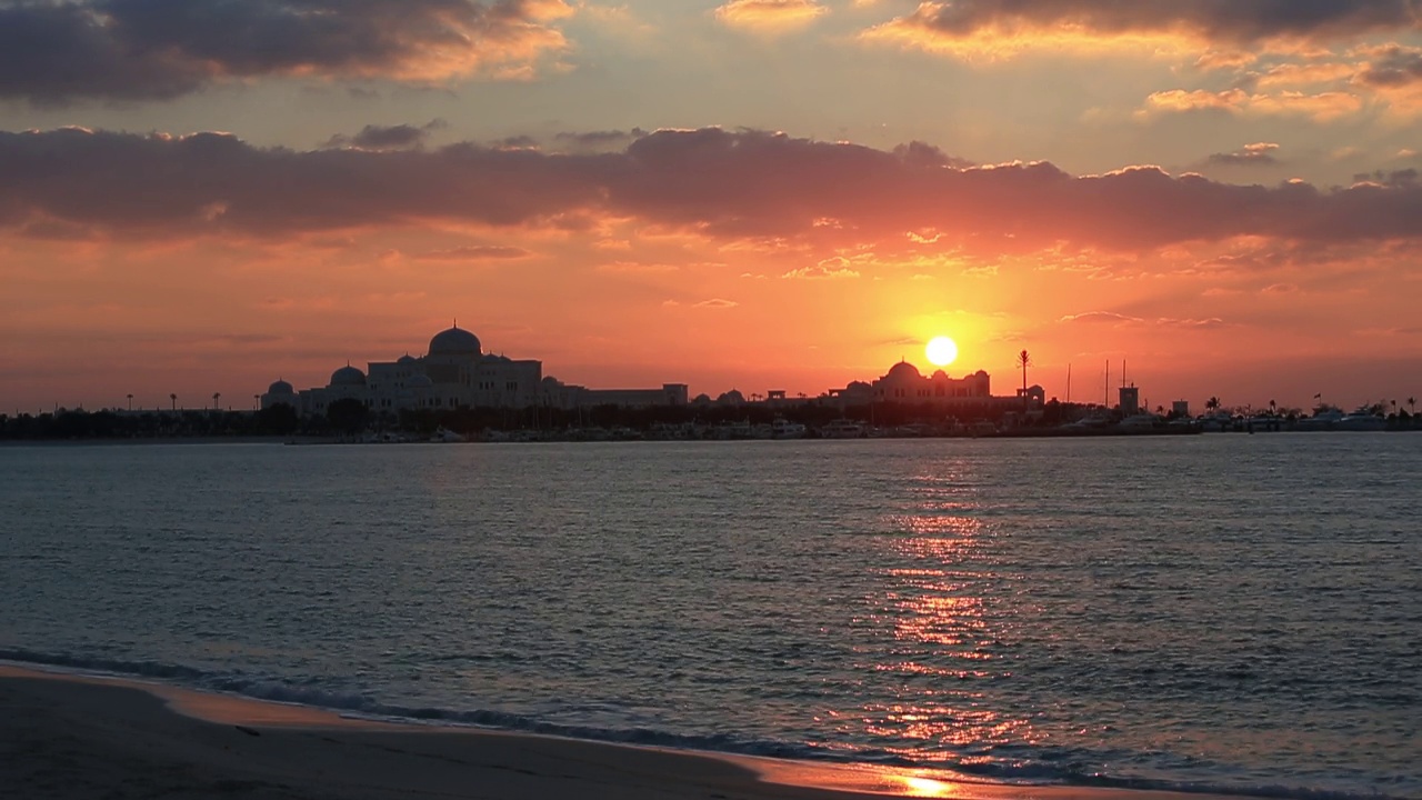 阴天的阿布扎比，夕阳与建筑物的剪影相映成片视频素材