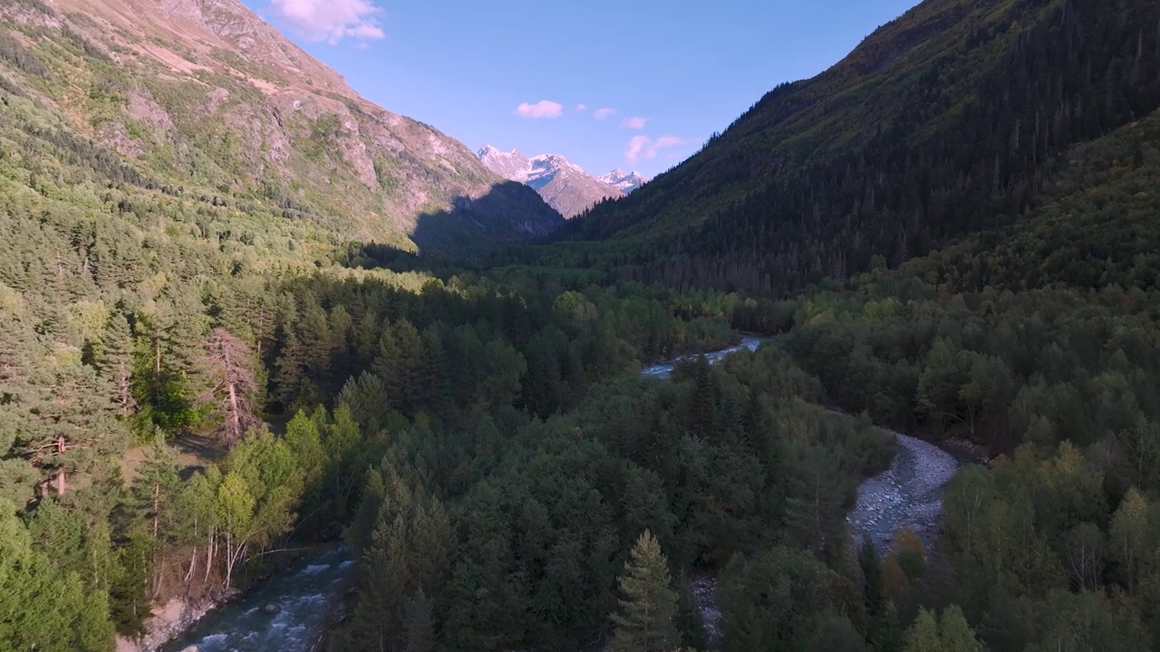 高山山谷中的山河。加拿大不列颠哥伦比亚省的山河视频素材