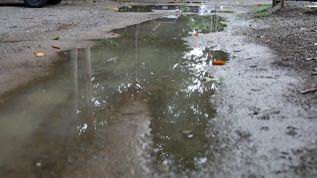 近距离看地面上的雨水。视频素材