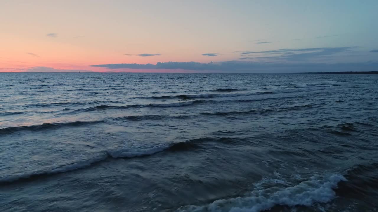 平静的海面上有日落的天空，太阳穿过云层。冥想海洋和天空的背景。宁静的海景。水面上的地平线。视频素材