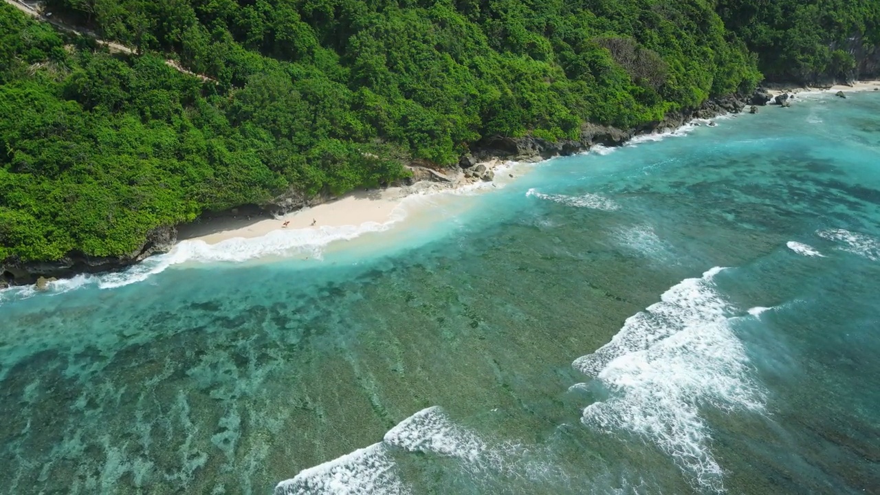 巴厘岛的热带海滩，充满活力的海洋和海浪。鸟瞰图视频素材