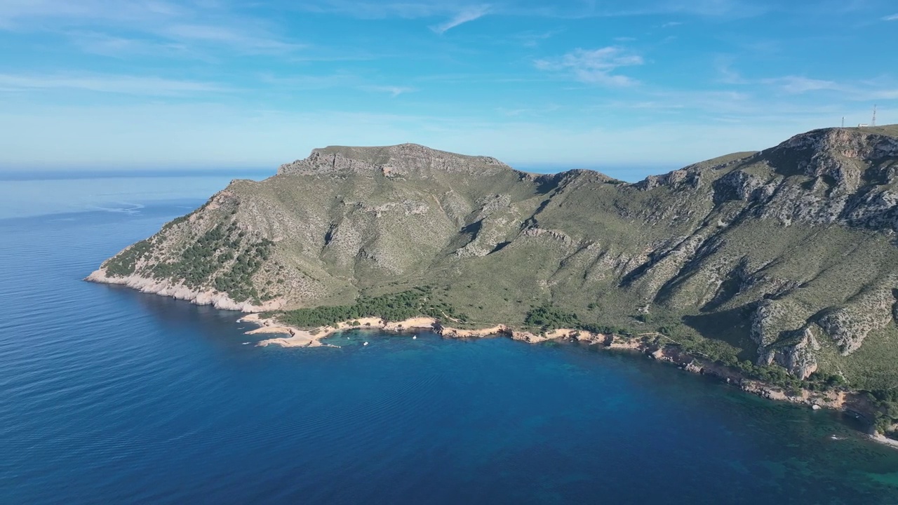 马略卡岛阿尔库迪亚港附近海岸线鸟瞰图视频素材