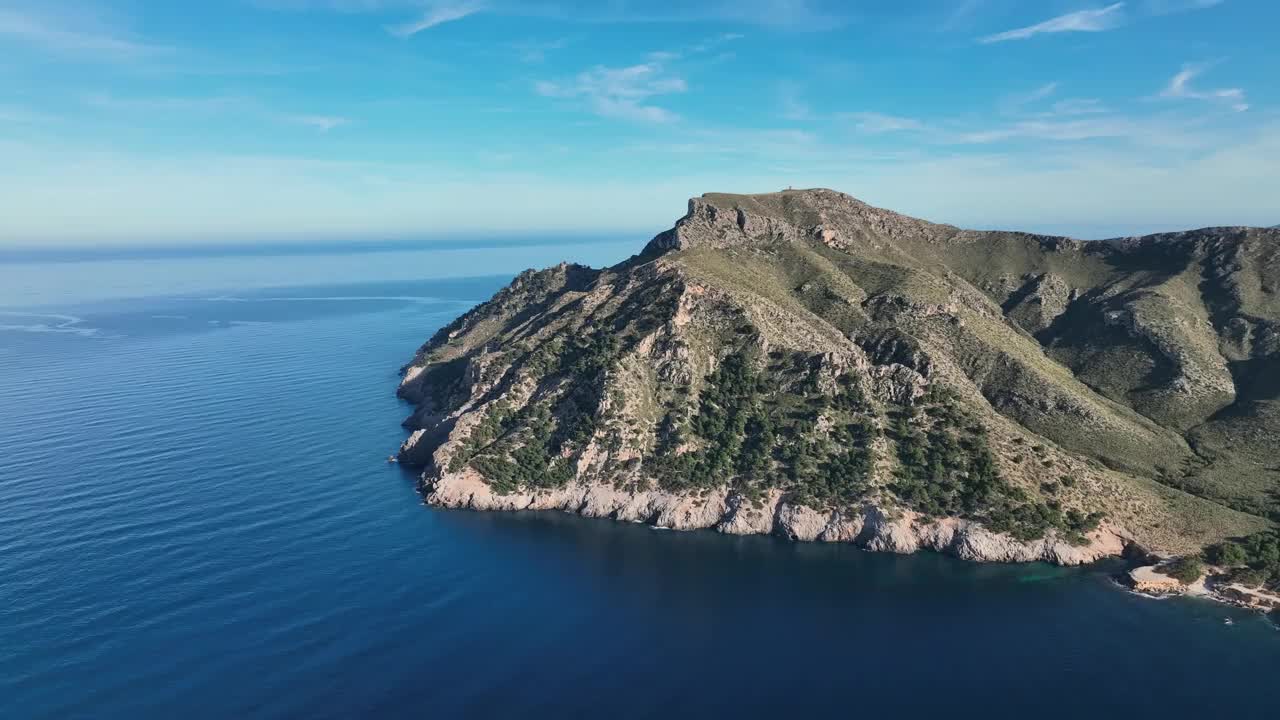 马略卡岛阿尔库迪亚港附近海岸线鸟瞰图视频素材