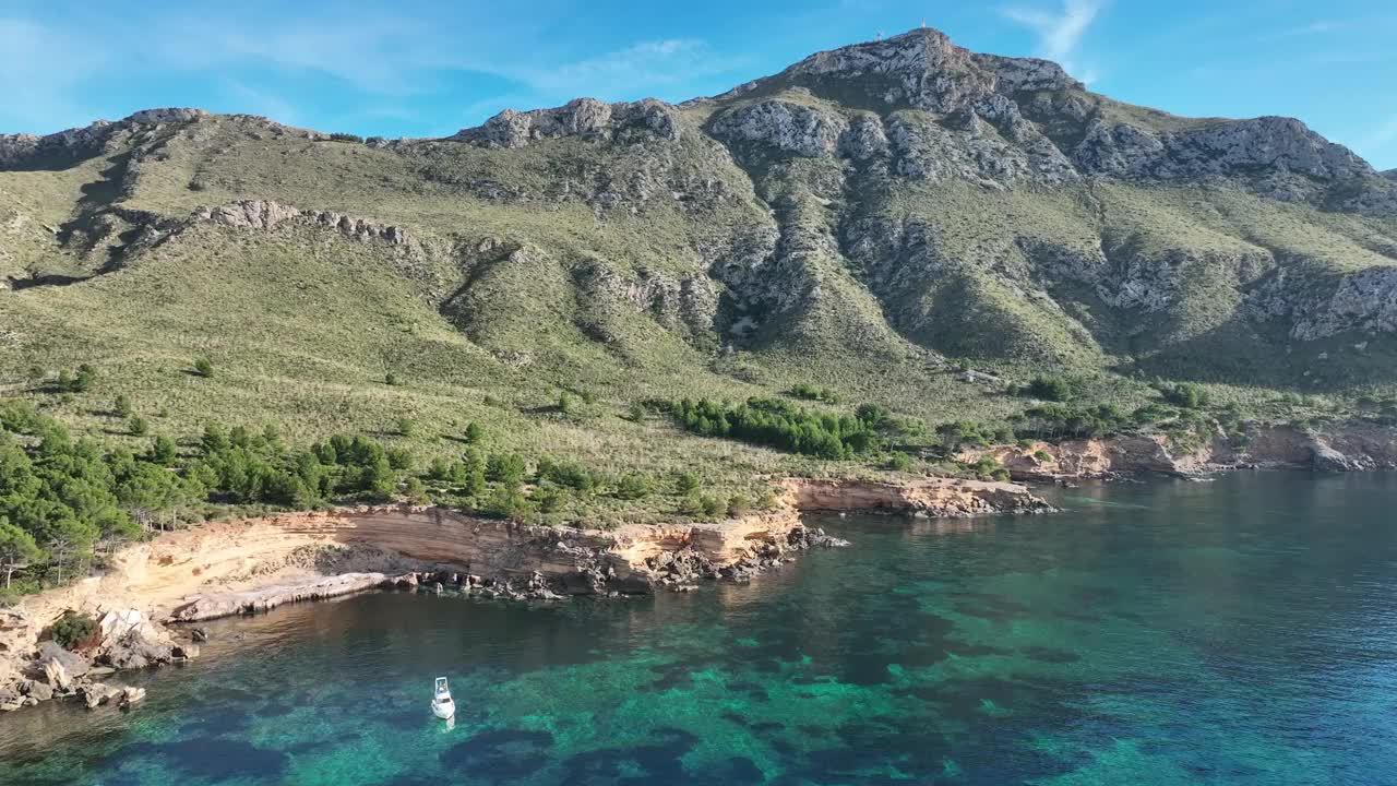 马略卡岛阿尔库迪亚港附近海岸线鸟瞰图视频素材