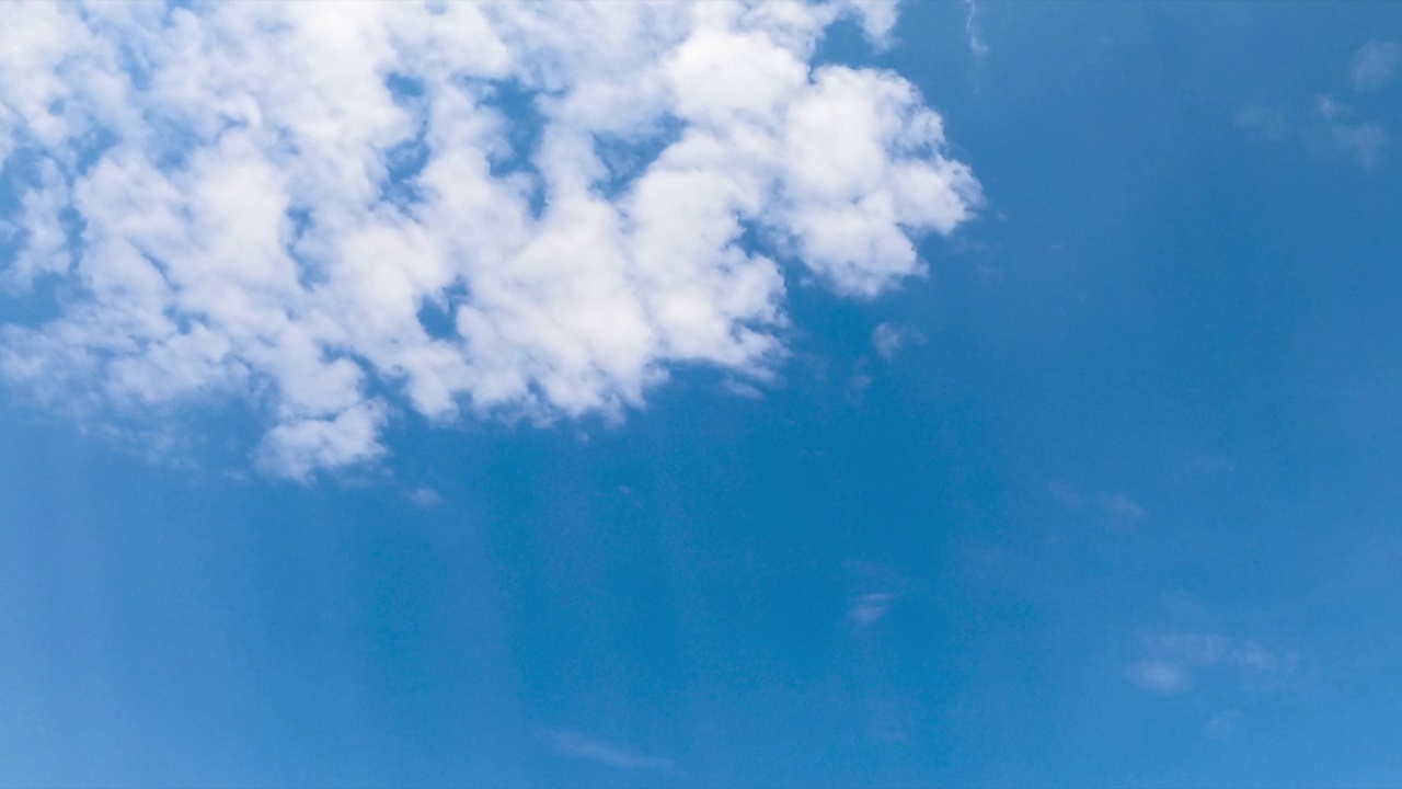 蔚蓝的夏日天空，淡白色的云景。美丽的蓝天放晴了。间隔拍摄。视频素材