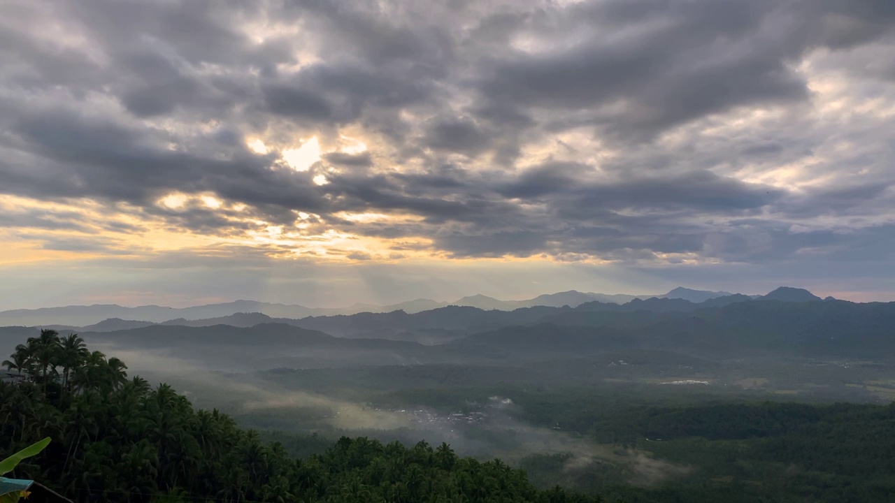 热带山区朦胧的黎明全景。日出。视频素材