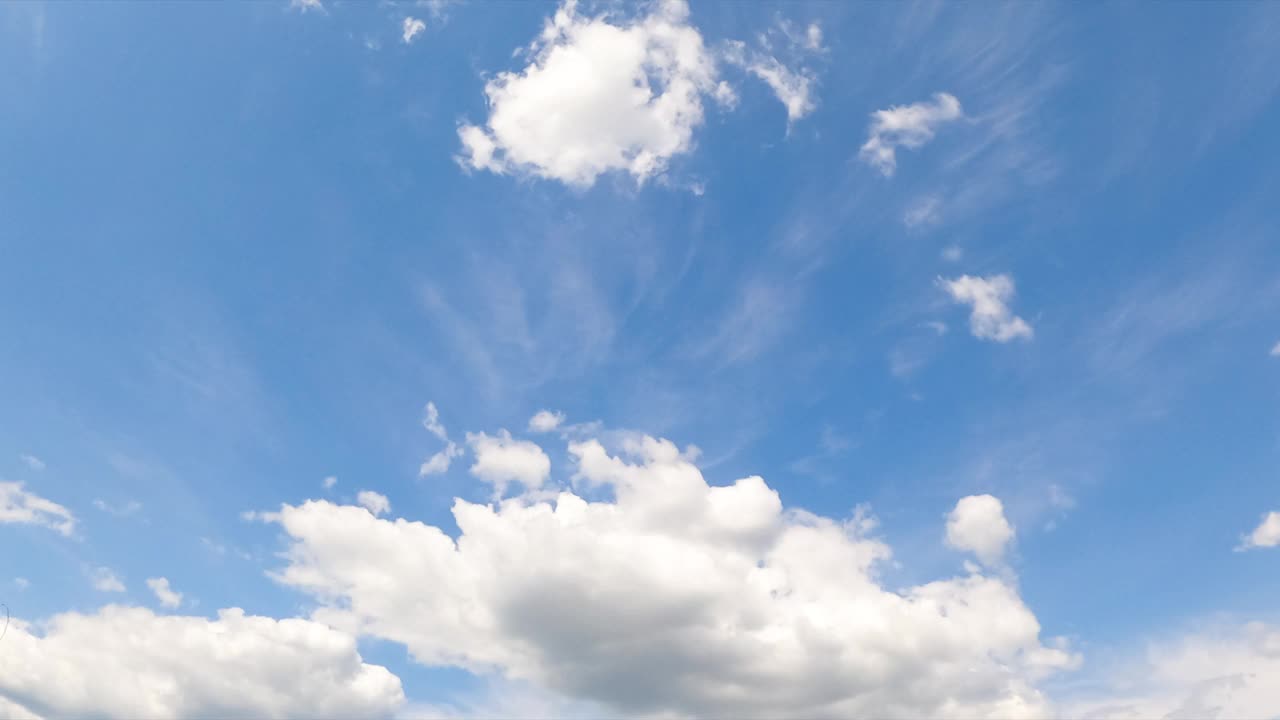 浅蓝色的夏日天空和蓬松柔软的云。从低角度看形成的白色云景。视频素材