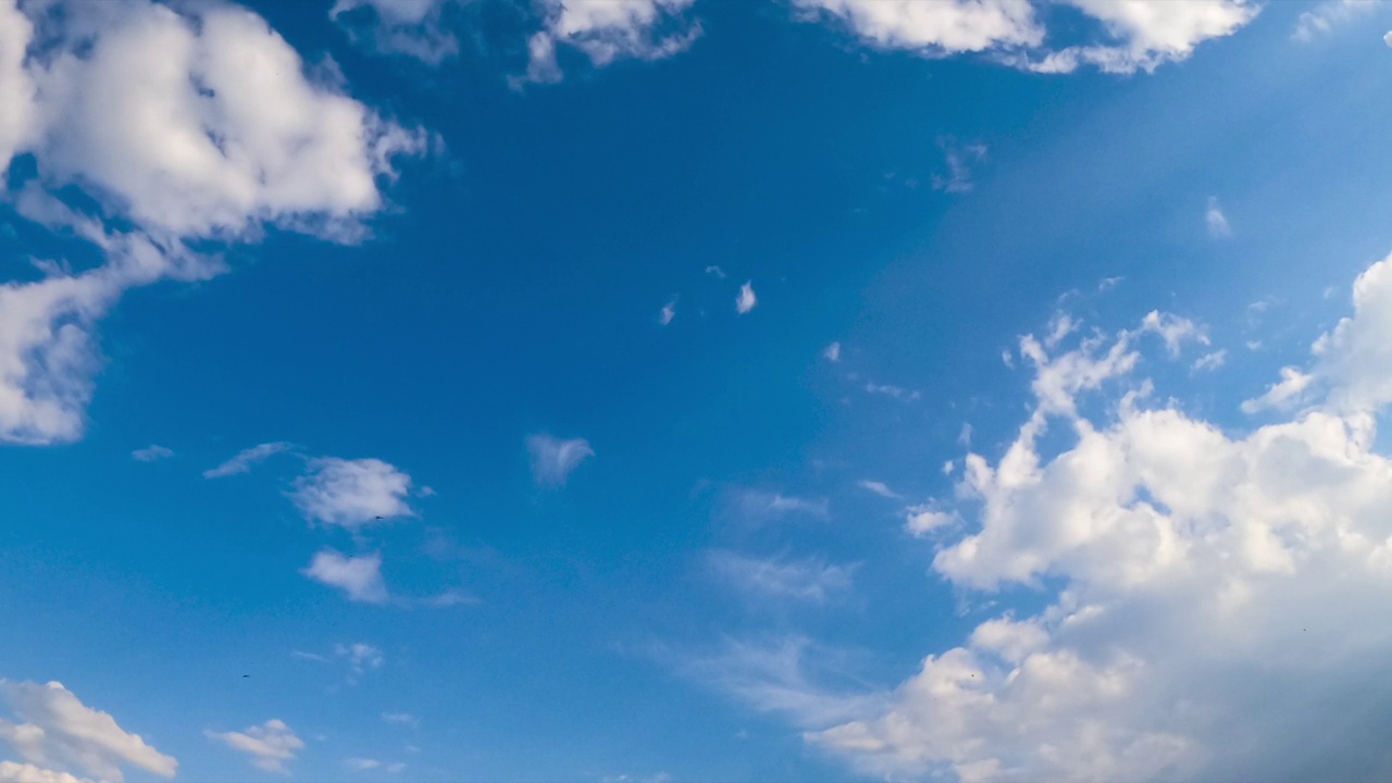 令人惊叹的蔚蓝天空，白云在空中慢慢漂浮。夏日阳光照耀下的云景。低角度视角延时。视频素材