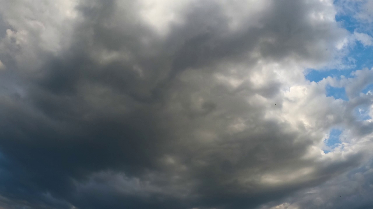 灰色的雨云在天空中散开。大气中雨的形成。低角度视角延时。视频素材