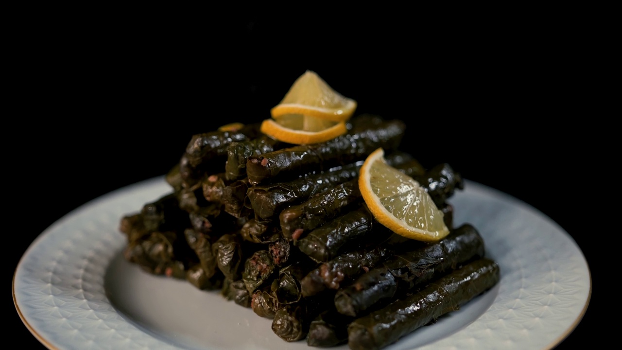 厨师端上餐桌上的Dolma菜视频素材