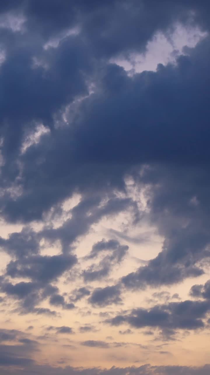 时间流逝美丽的蓝天与云的背景。天空的云。社交媒体的垂直视频。视频素材