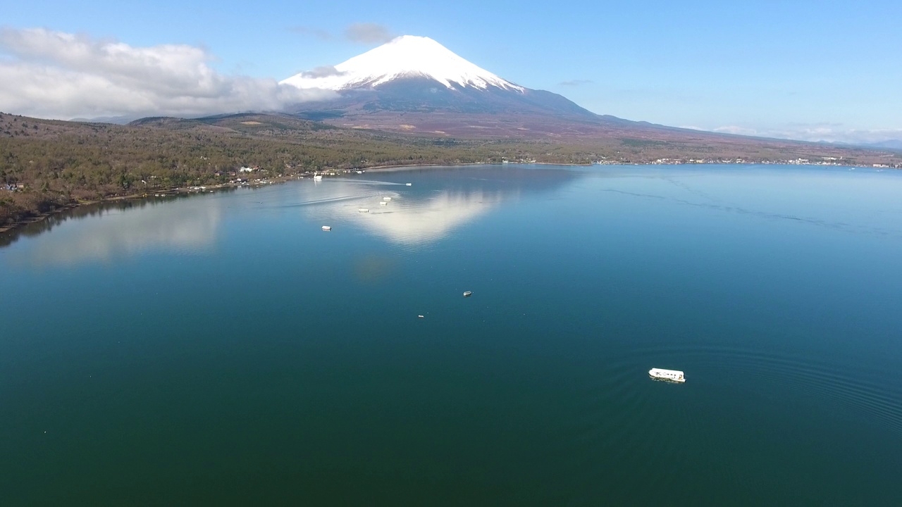 日本川口湖富士山的无人机鸟瞰图视频素材