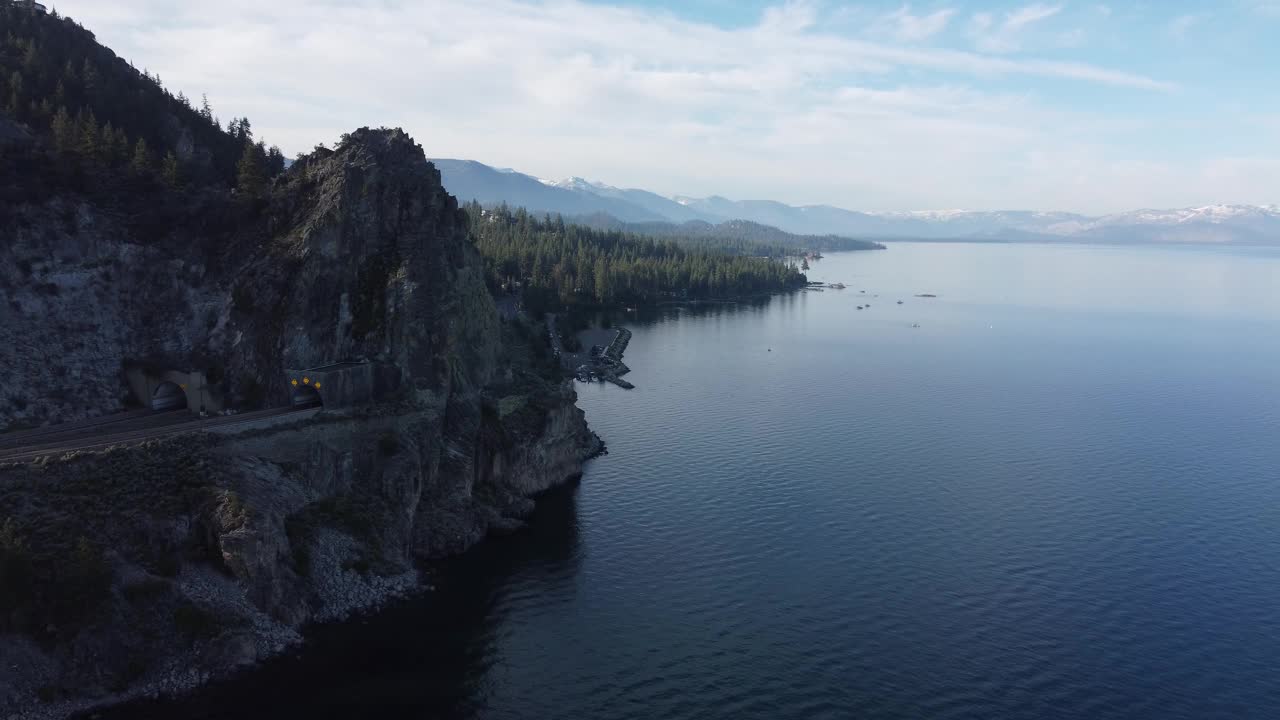 宁静美丽的日出早晨内华达山脉在洞穴岩石悬崖和和平的太浩湖内华达州视频下载