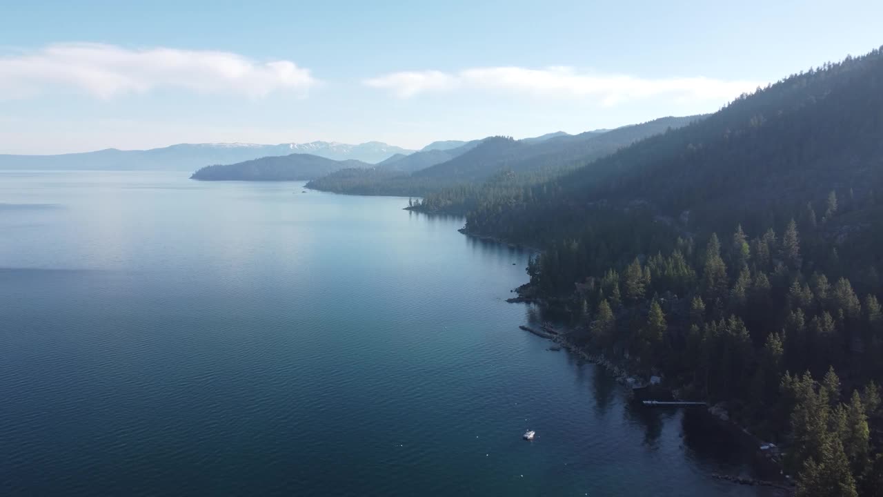 内华达州太浩湖蓝湖岸和宁静的山脉，蓝天白云和宁静的湖泊。视频下载