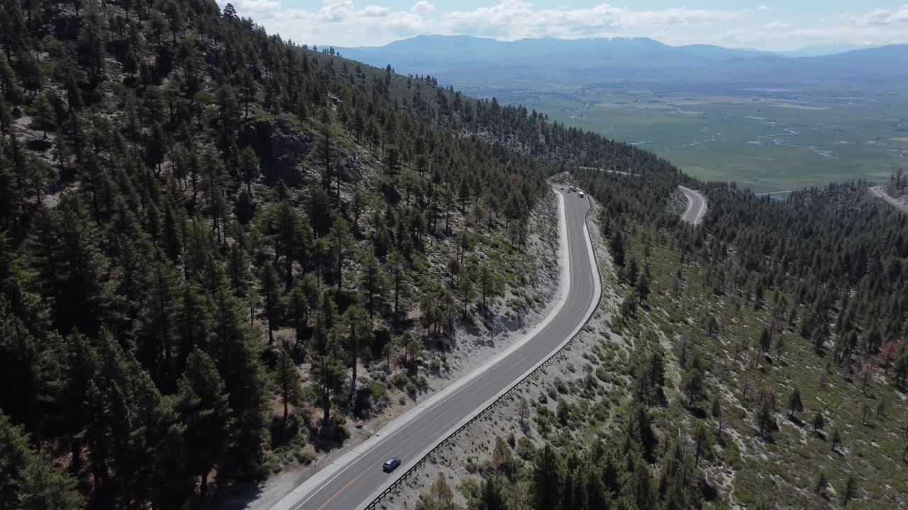 全景山景与森林和道路在内华达山脉太浩湖地区与汽车驾驶89号高速公路加州视频下载