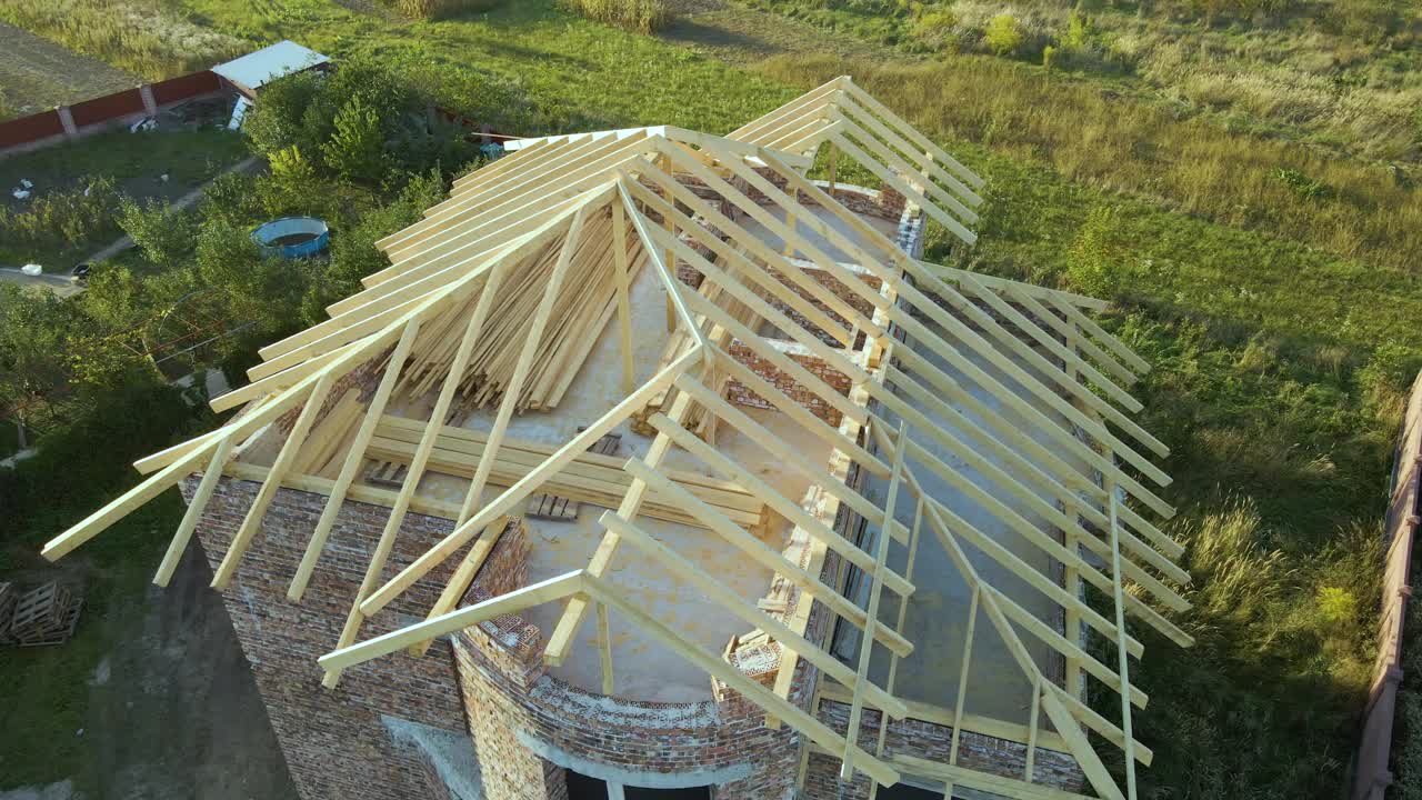 鸟瞰图:未完工的木质屋顶框架结构住宅视频素材