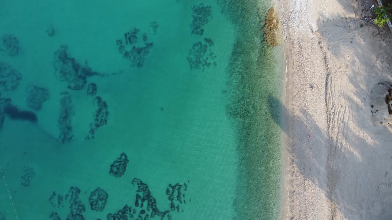 安塔利亚市的海滩鸟瞰图。土耳其里维埃拉和夏天的度假视频素材