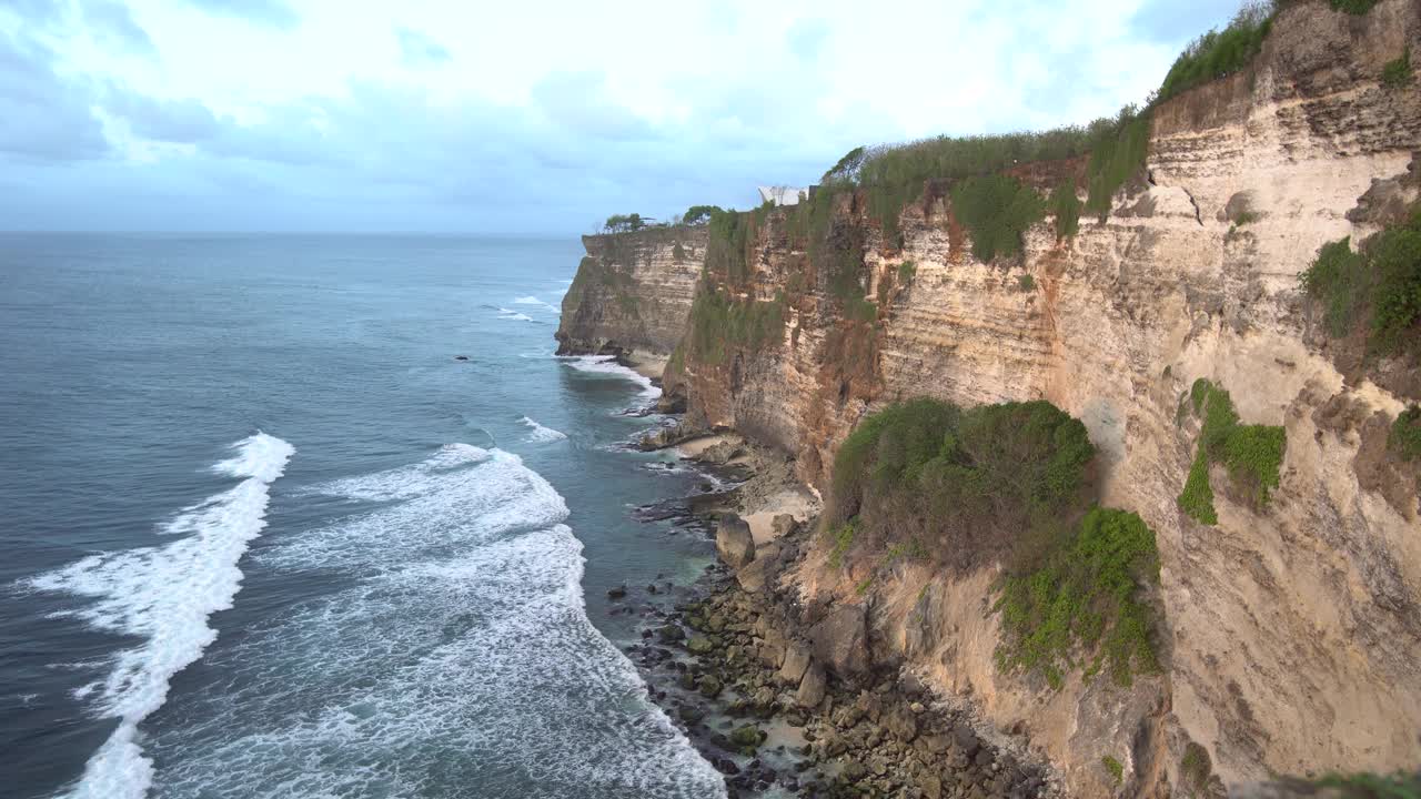 贾兰山乌鲁瓦图南库塔巴厘岛-壮丽的海洋悬崖，大海和海浪的时间流逝视频素材