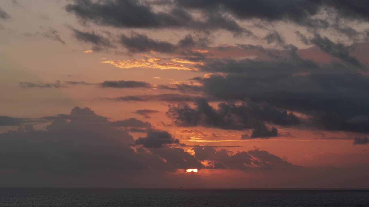 日落在贾兰山乌鲁瓦图南库塔巴厘岛-壮丽的海洋悬崖，大海和海浪的时间流逝视频素材