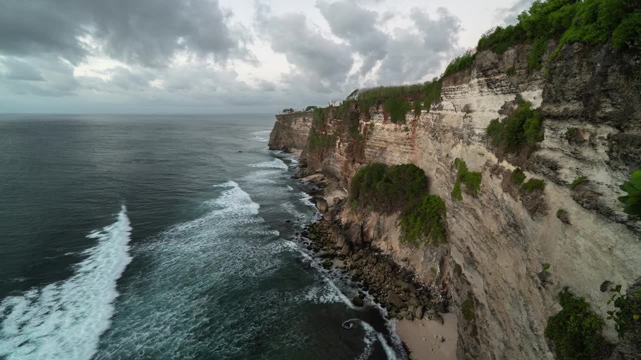 贾兰山乌鲁瓦图南库塔巴厘岛-壮丽的海洋悬崖，大海和海浪的时间流逝视频素材