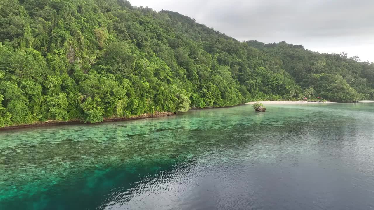 印尼东部风景秀丽的石灰岩洞穴航拍图视频素材