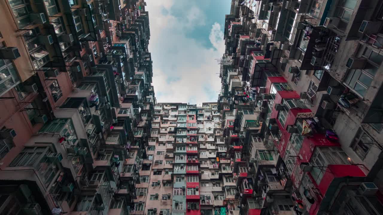 4K延时拍摄:香港蓝天下的低角度公寓。视频素材