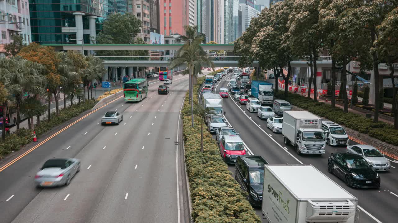 4K延时拍摄:香港中环道路上拥挤的车辆或公共交通工具。视频素材