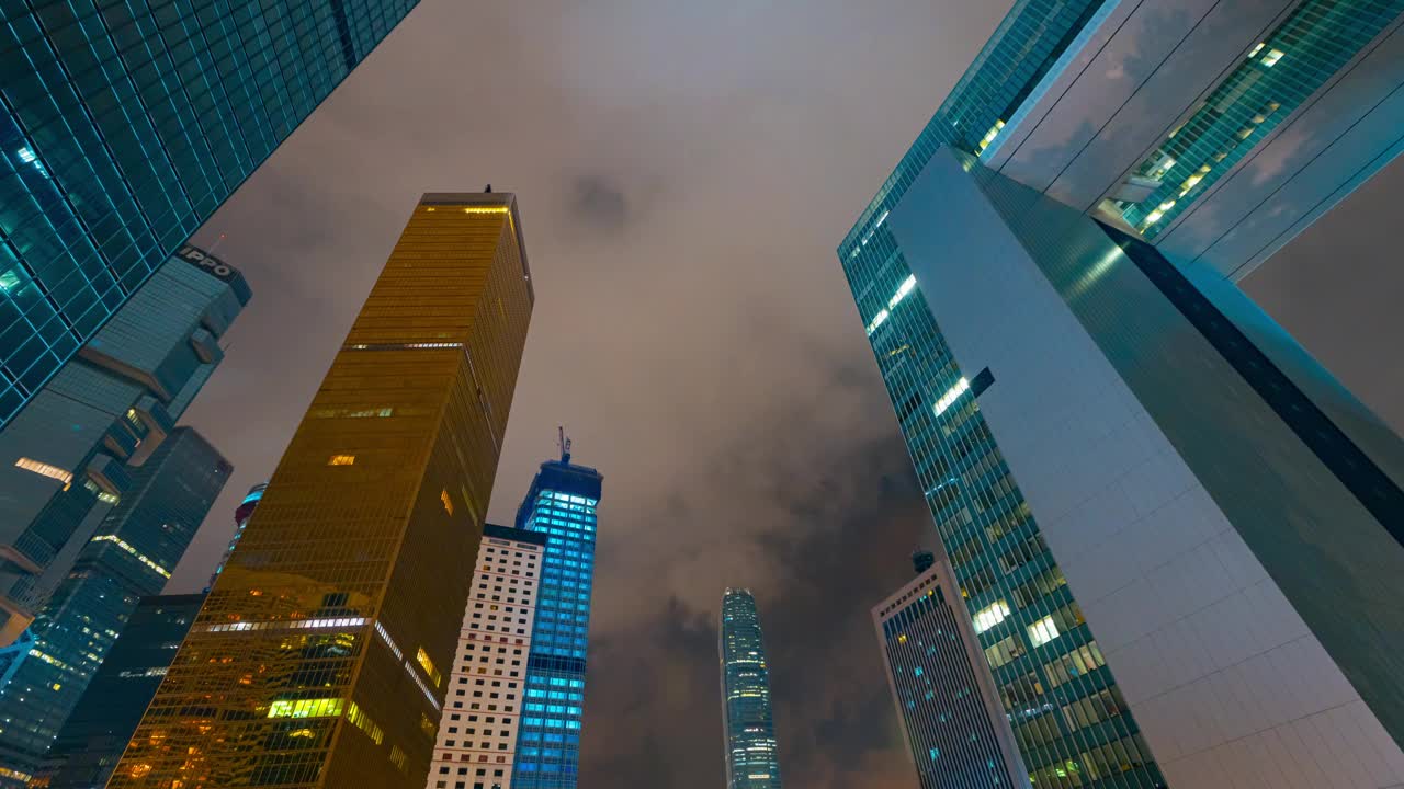 4K延时拍摄:低角度拍摄香港金融中心区夜景。视频素材