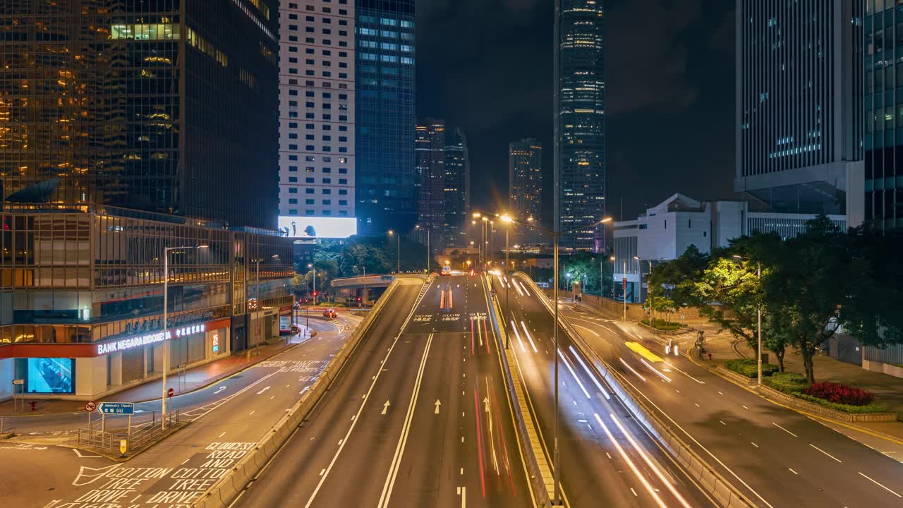 4K延时拍摄:黄昏时分，香港中环道路上拥挤的车辆或公共交通工具。视频素材