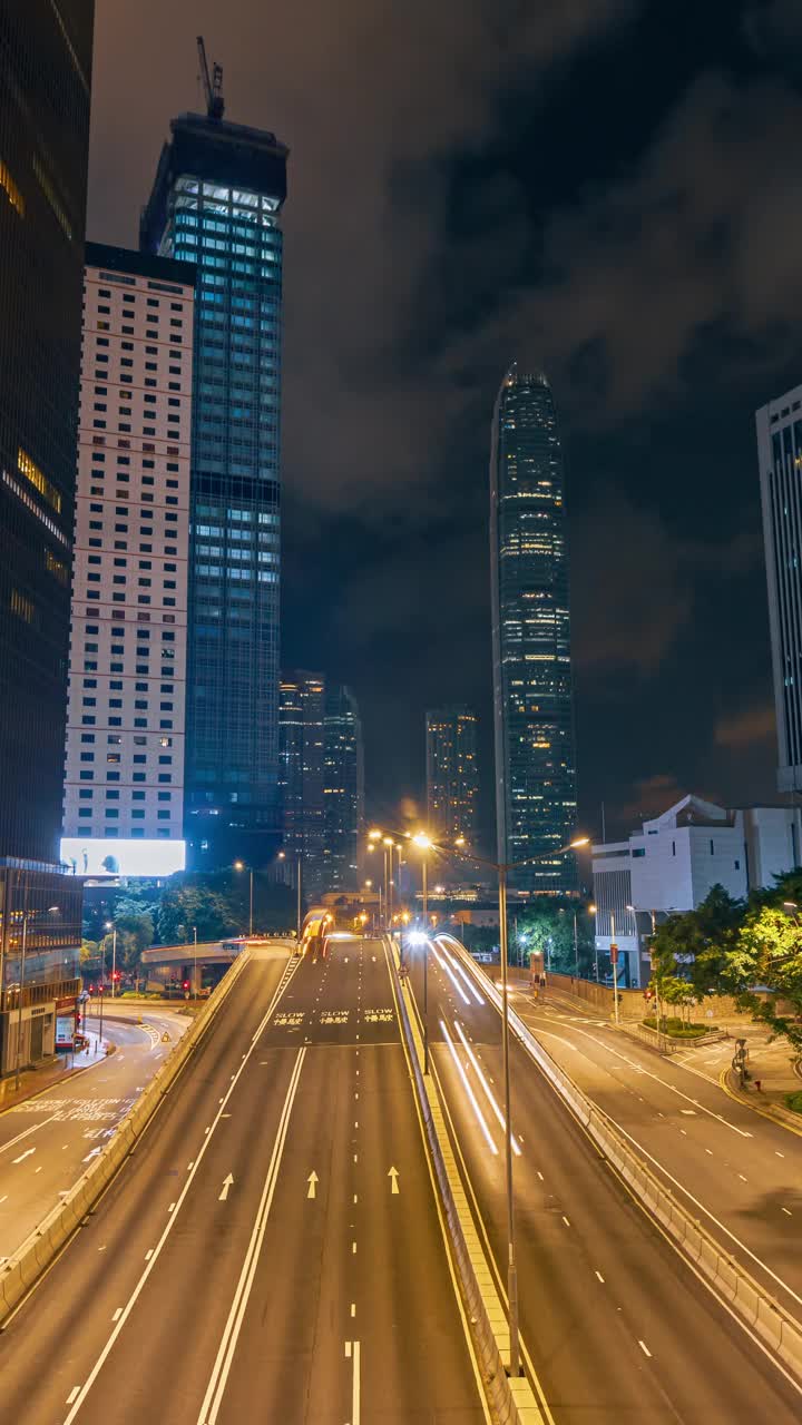 4K延时拍摄:黄昏时分，香港中环道路上拥挤的车辆或公共交通工具。视频素材