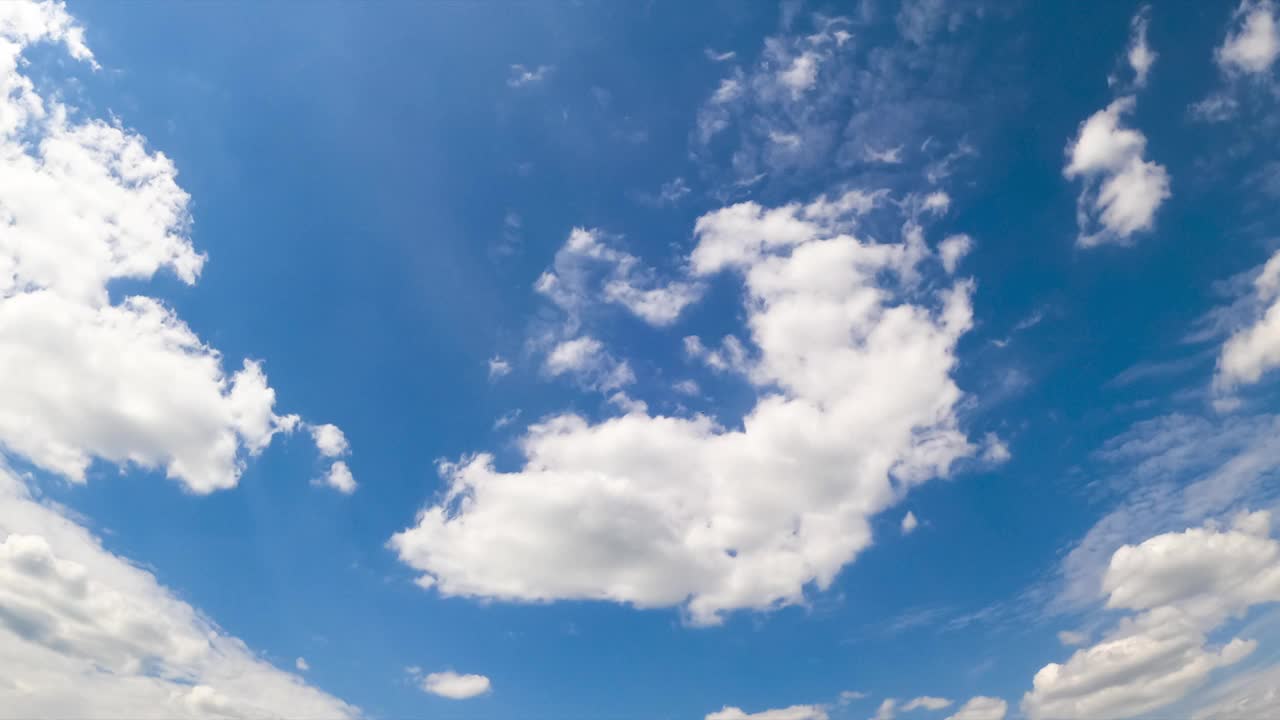 令人惊叹的夏日天空和柔软蓬松的云。层云景在背景下飞行。低角度视图。间隔拍摄。视频素材