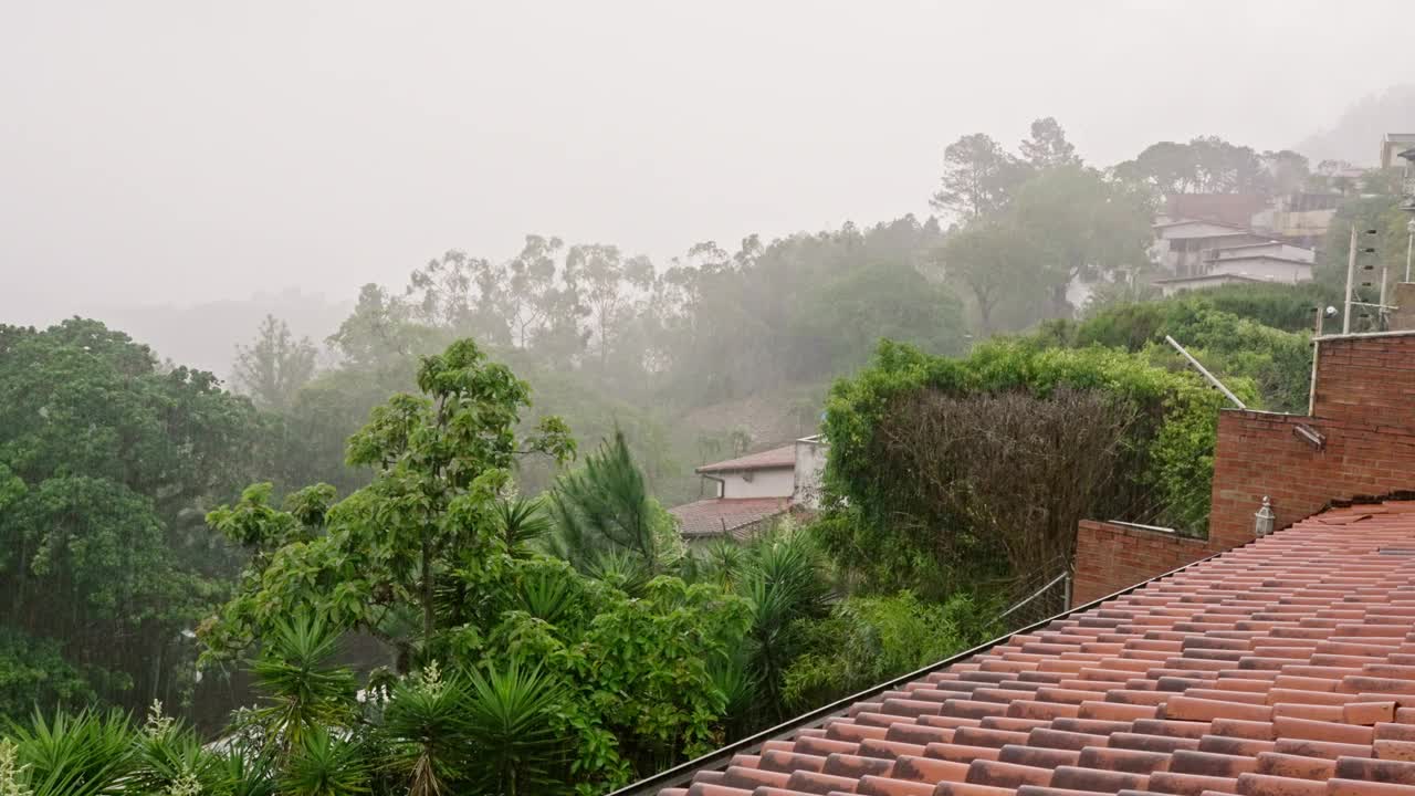 下雨天，一个社区的房屋全景视频素材