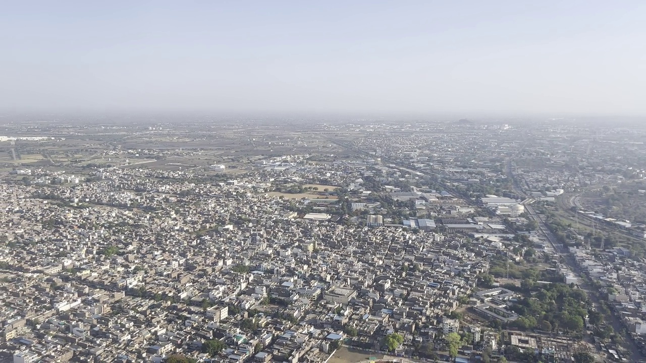 城市景观画布:城市威严和天空的空中挂毯视频素材