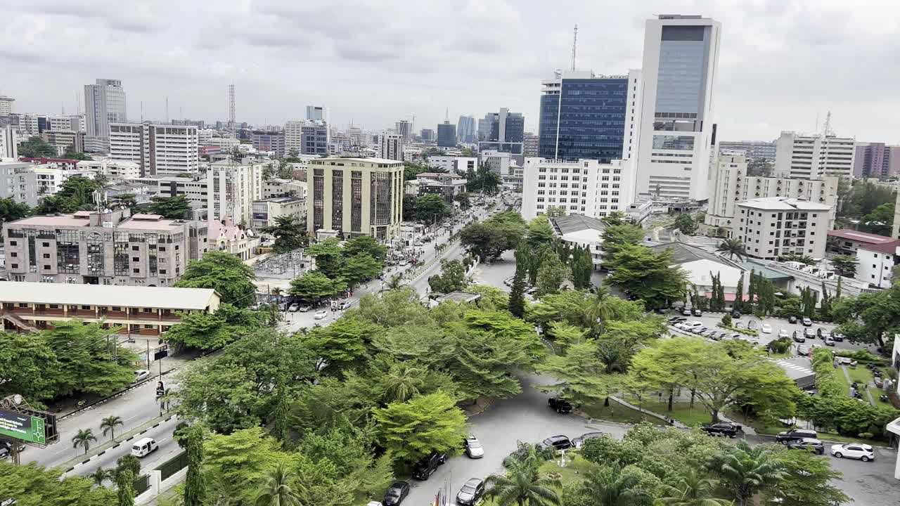 翡翠地平线:一个充满活力的城市绿洲在印度视频素材