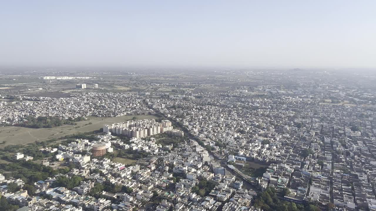 天际线远景:空中城市景观从上面视频下载