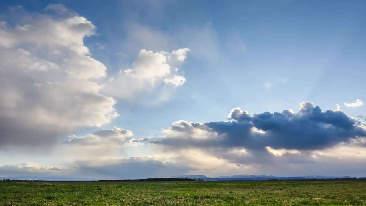 在一个风景中，在风雨和日落的时候，蓝天和彩云的时间流逝视频下载