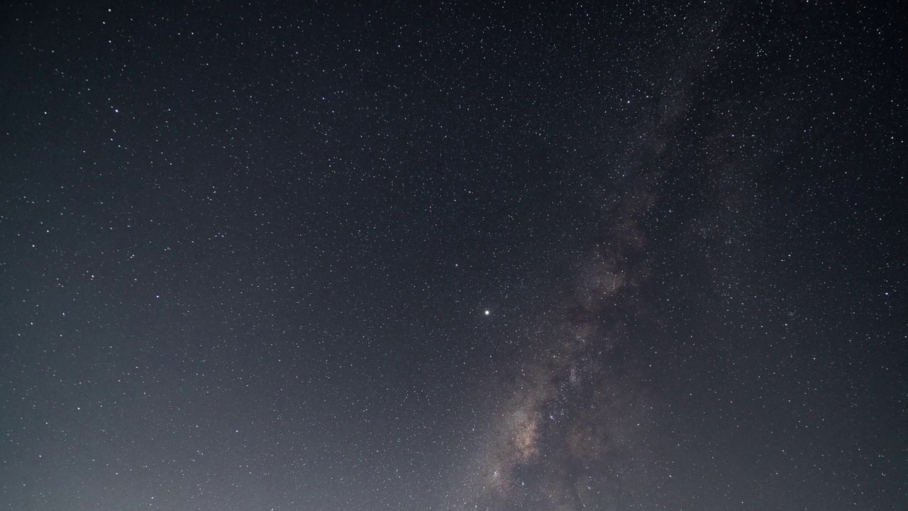 4K银河美丽的多云星空星空天文星系宇宙时间流逝视频素材