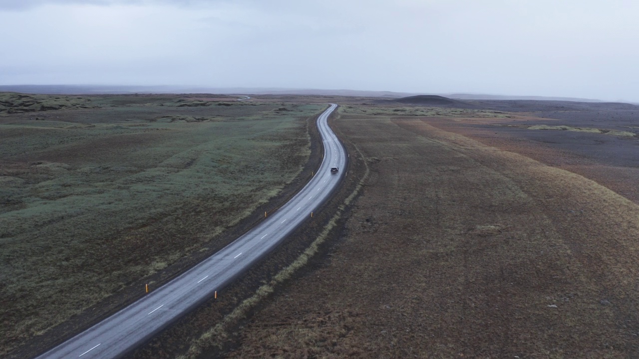 风景优美的飞行在Dettifossvegur公路上，汽车在下面视频素材