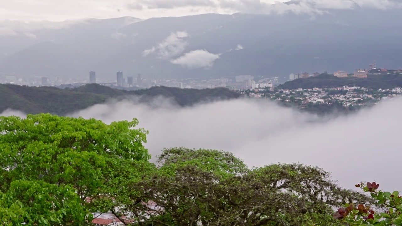 下雨天城市云图的航拍全景视频素材