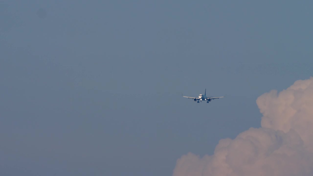 飞机飞，天空背景视频素材