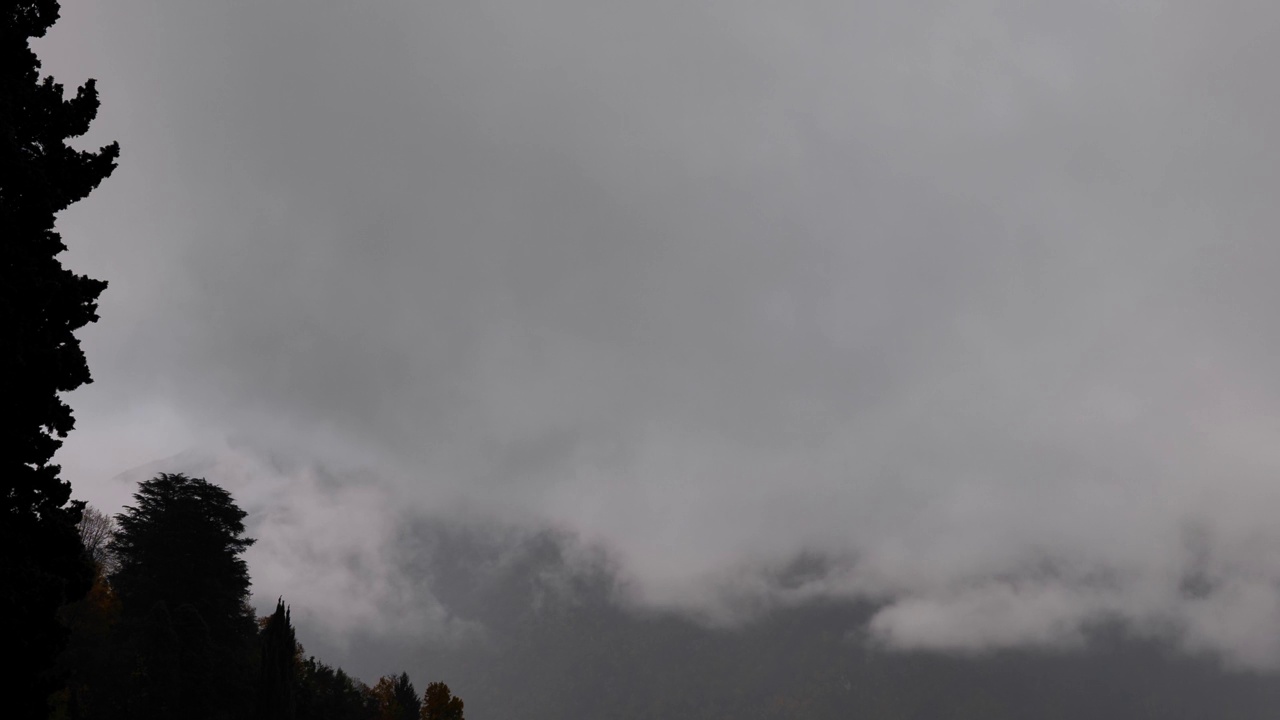 卢加诺秋天的暴风雨云视频素材