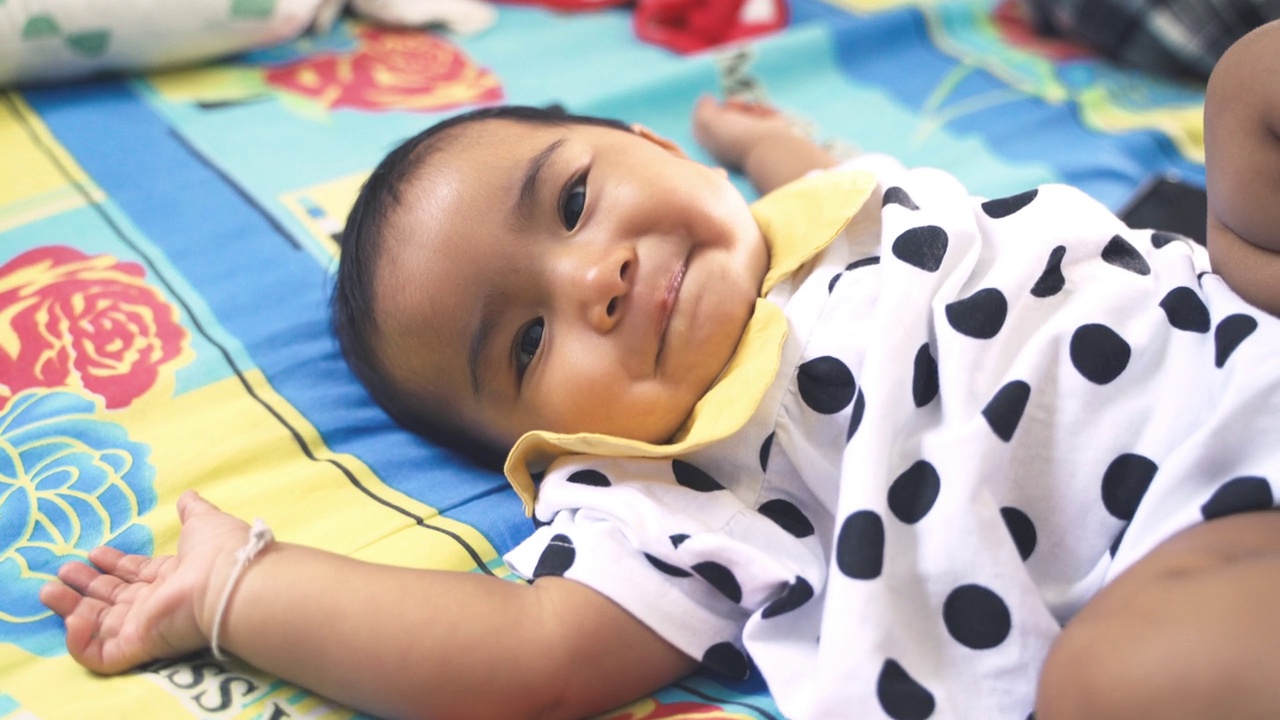 亚洲女婴在床上玩耍和快乐。视频下载