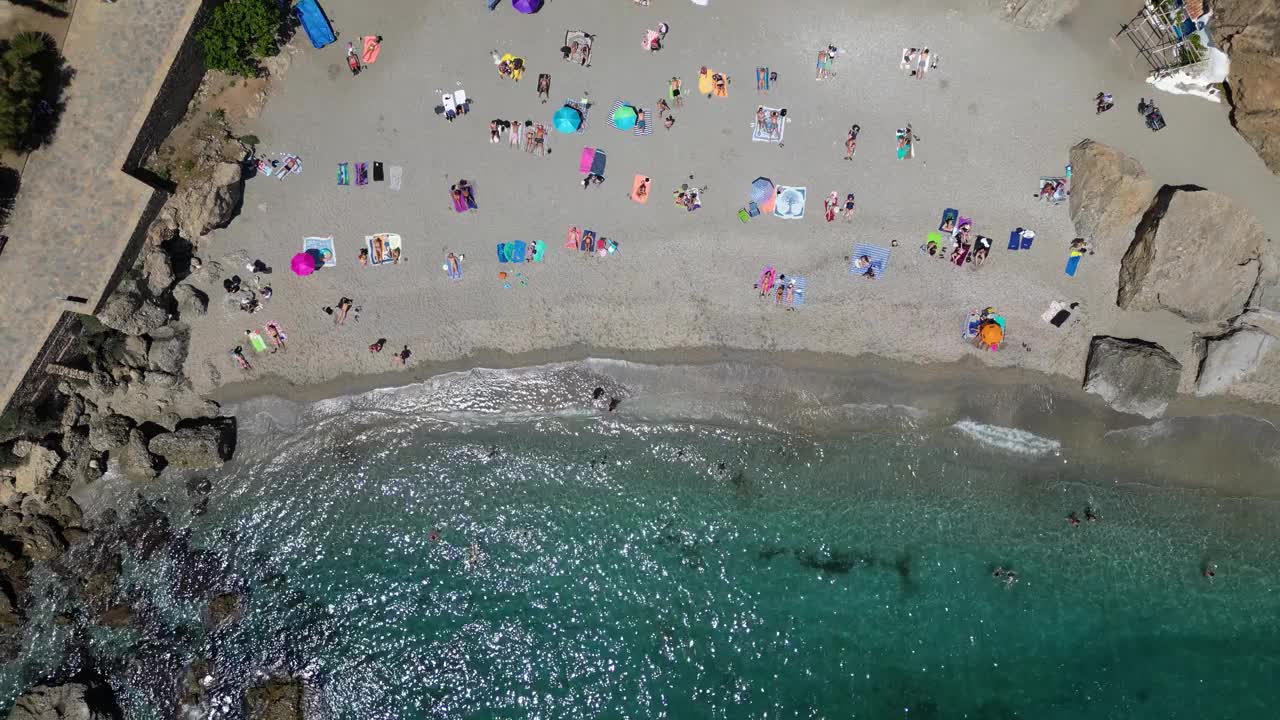 鸟瞰卡拉本田海滩(Playa de la Calahonda)，内哈，西班牙视频素材