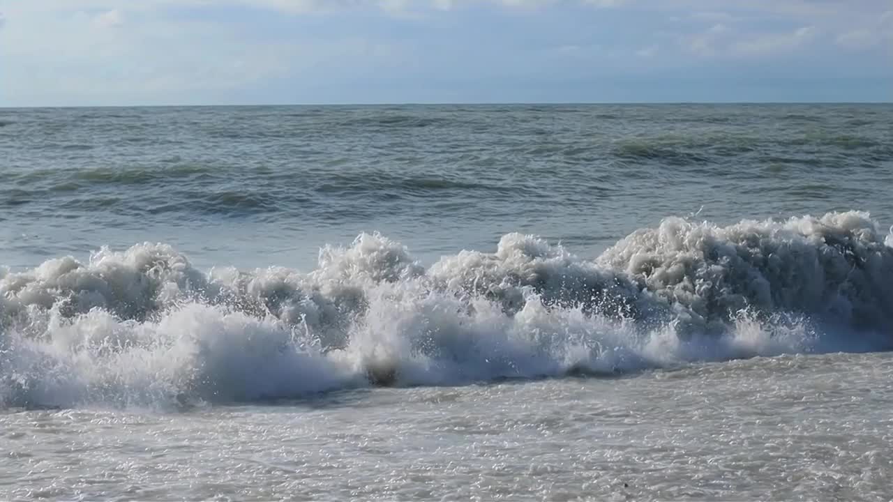 狂风暴雨的大海，巨浪冲击着岩石海滩视频素材