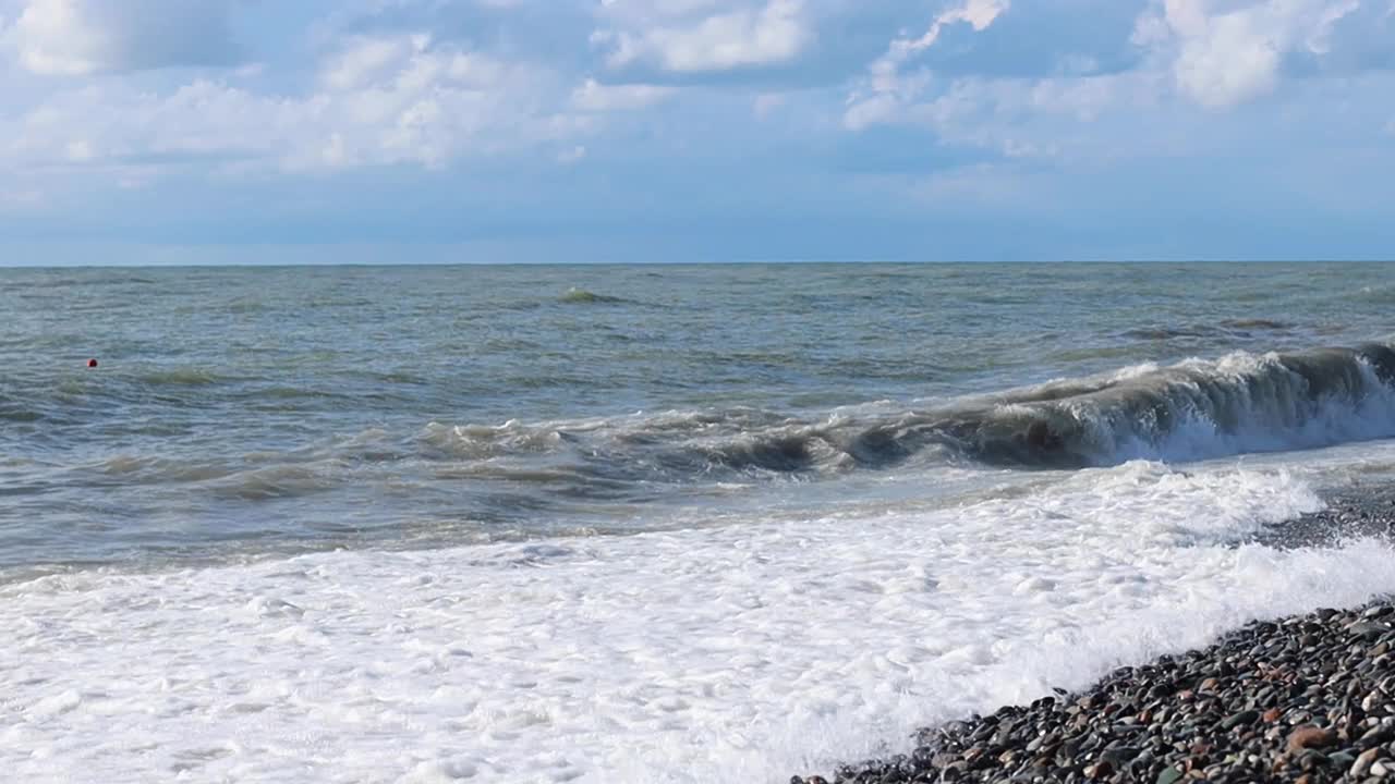 狂风暴雨的大海，巨浪冲击着岩石海滩视频素材