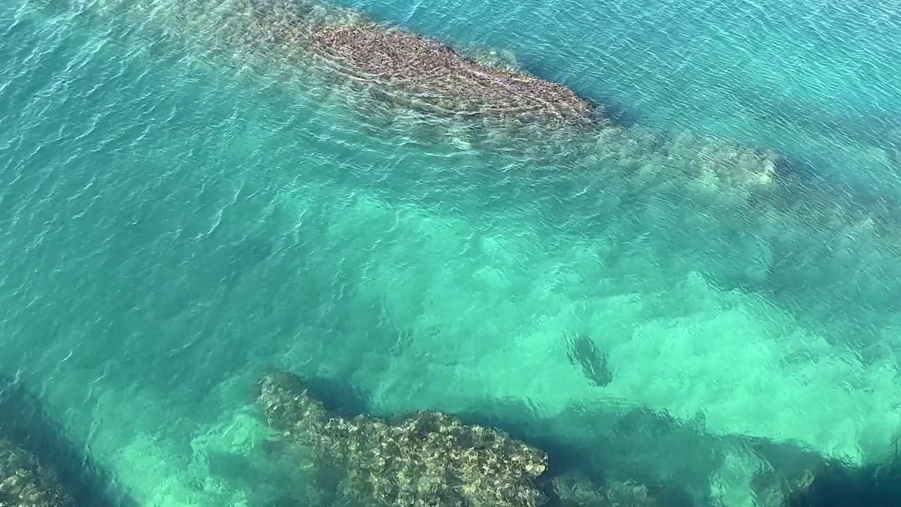 海水蓝蓝的绿松石涟漪在天堂泻湖，鸟瞰图。视频素材