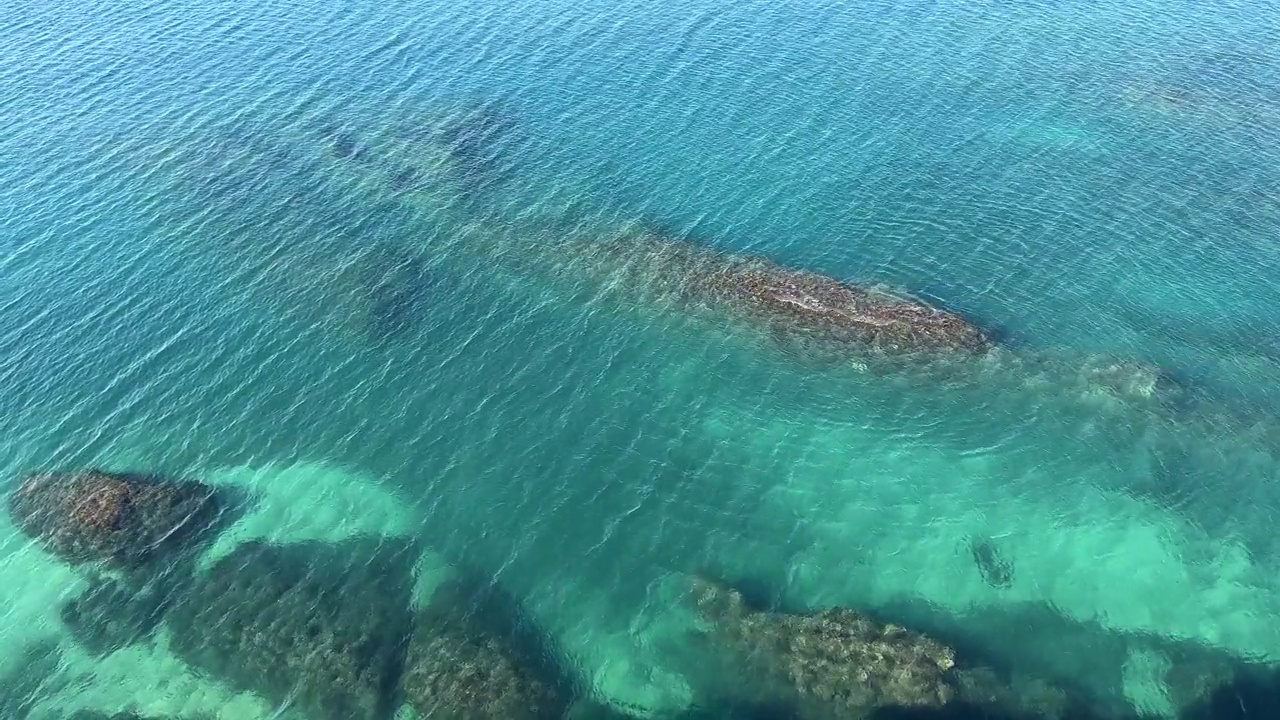 海洋清澈湛蓝的海水和岩石，美丽的海景。视频素材